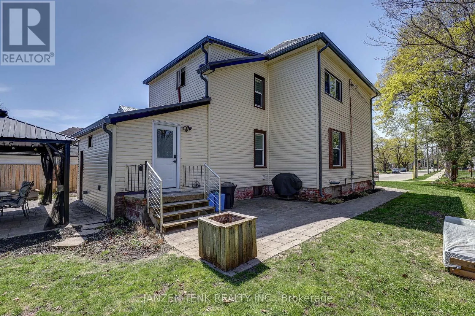 17 OAK STREET