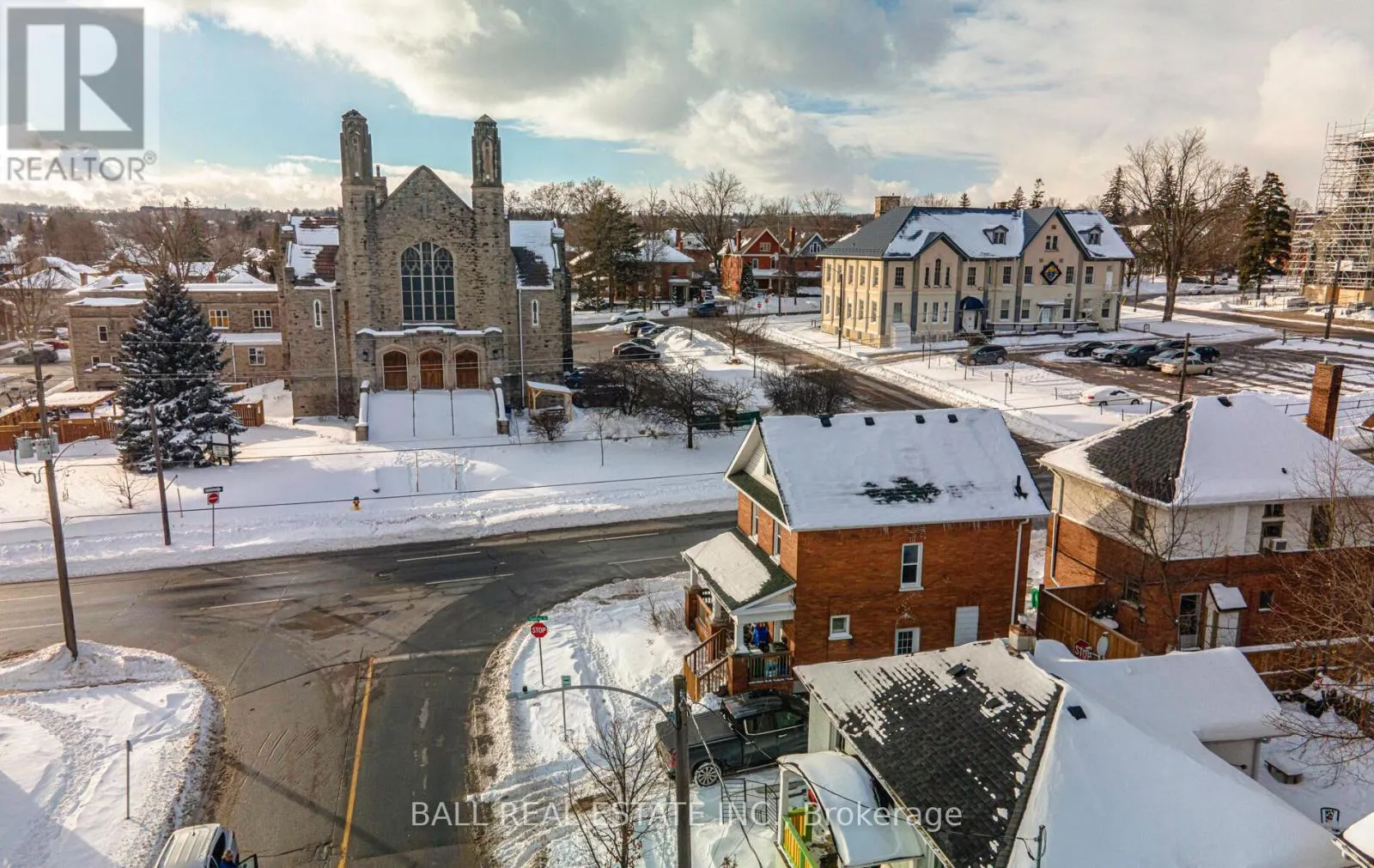 306 SIMCOE STREET