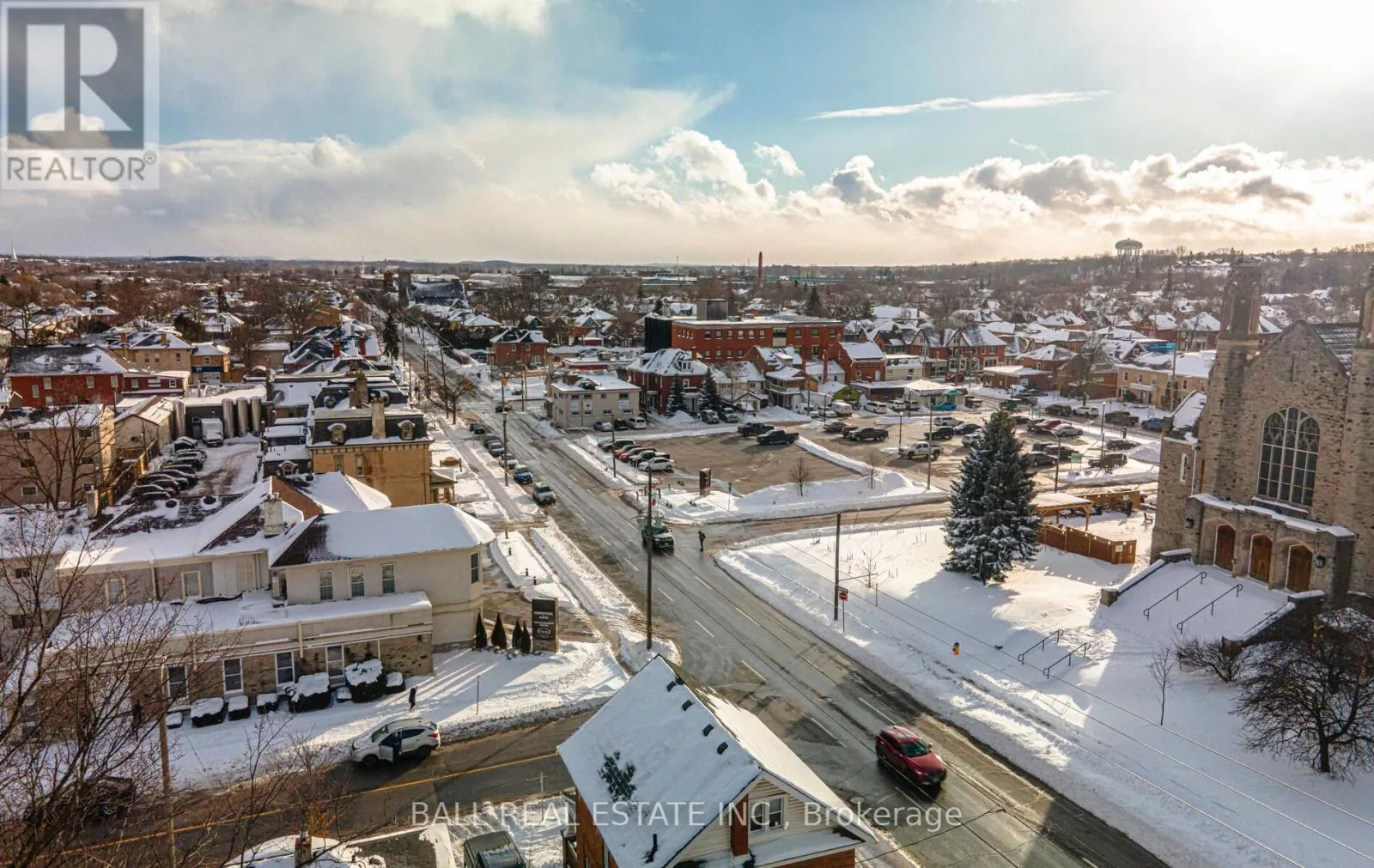 306 SIMCOE STREET