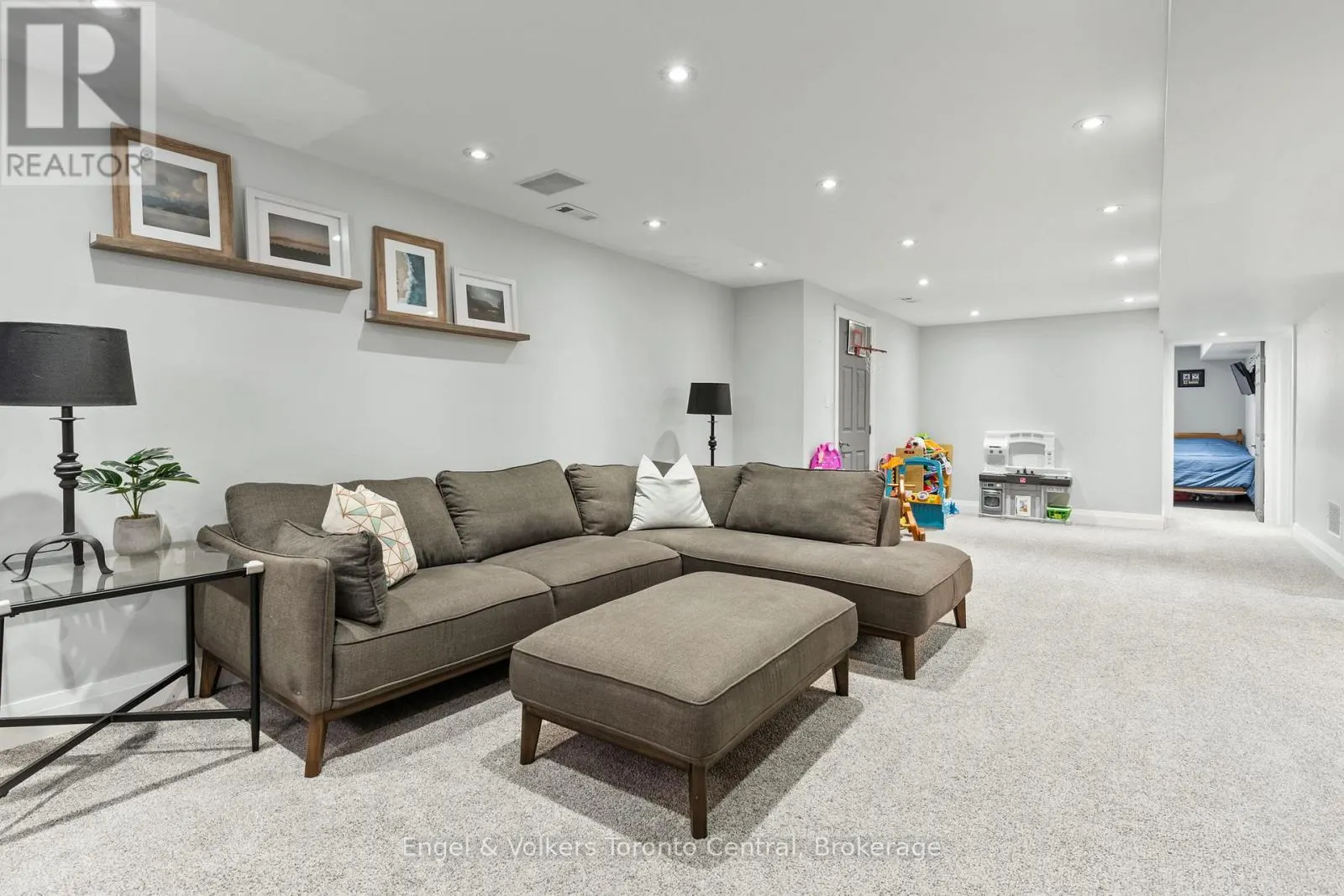 583 6TH STREET W