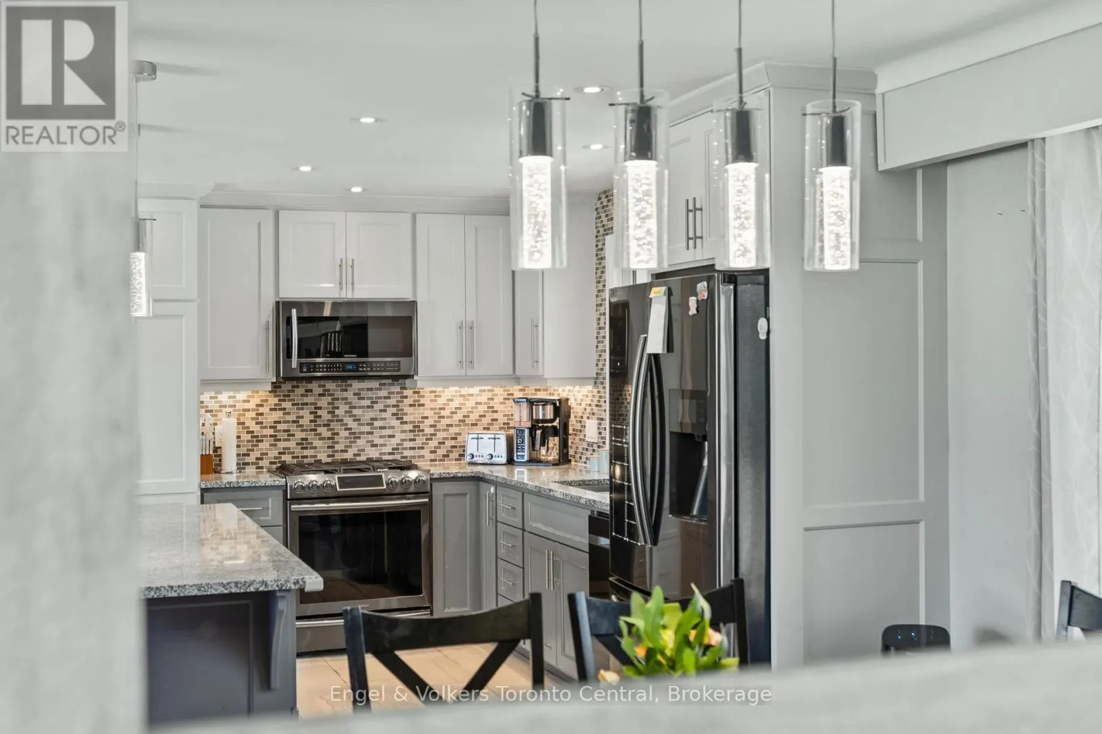 583 6TH STREET W