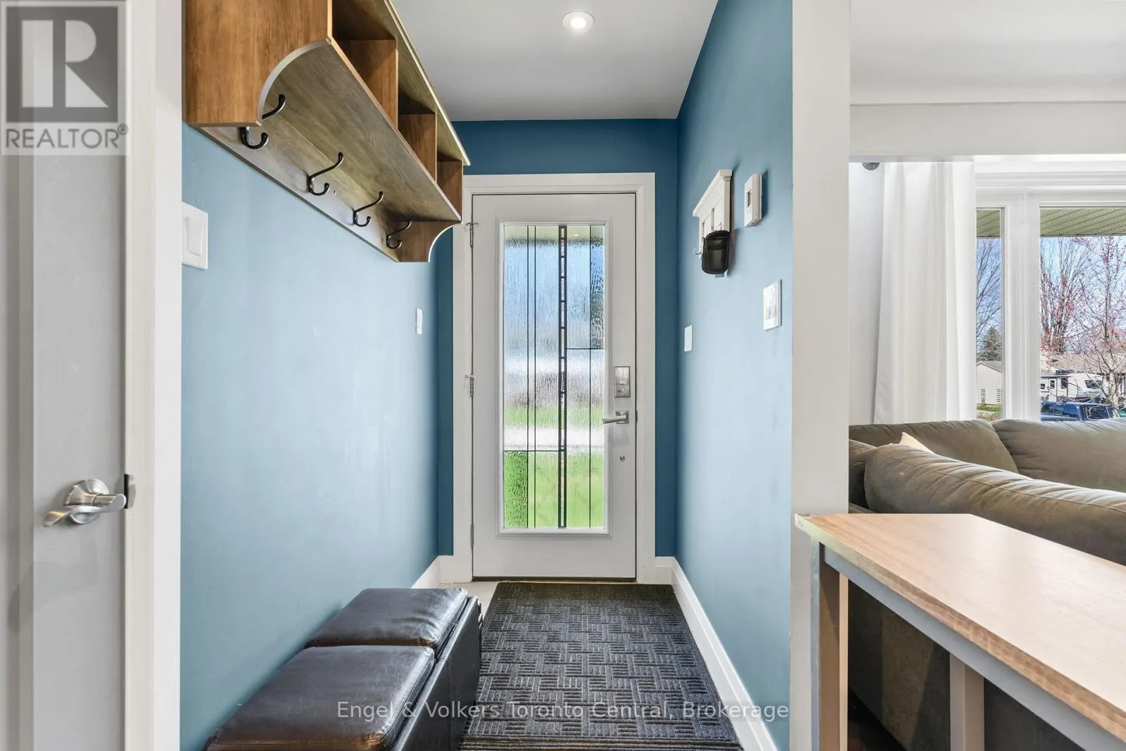 583 6TH STREET W