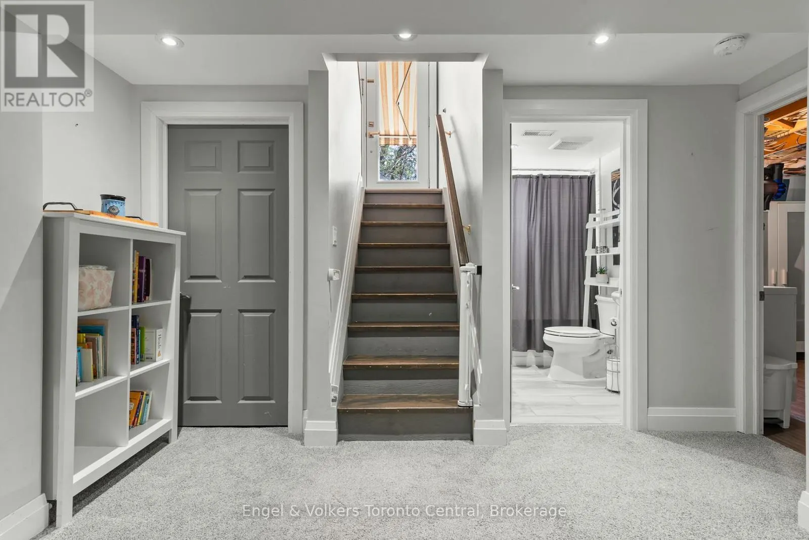 583 6TH STREET W