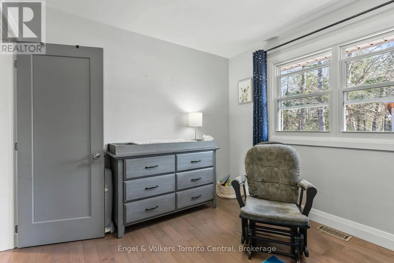 583 6TH STREET W