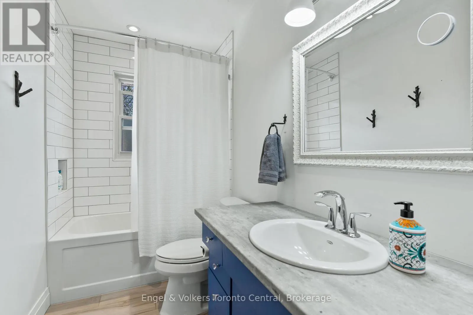 583 6TH STREET W