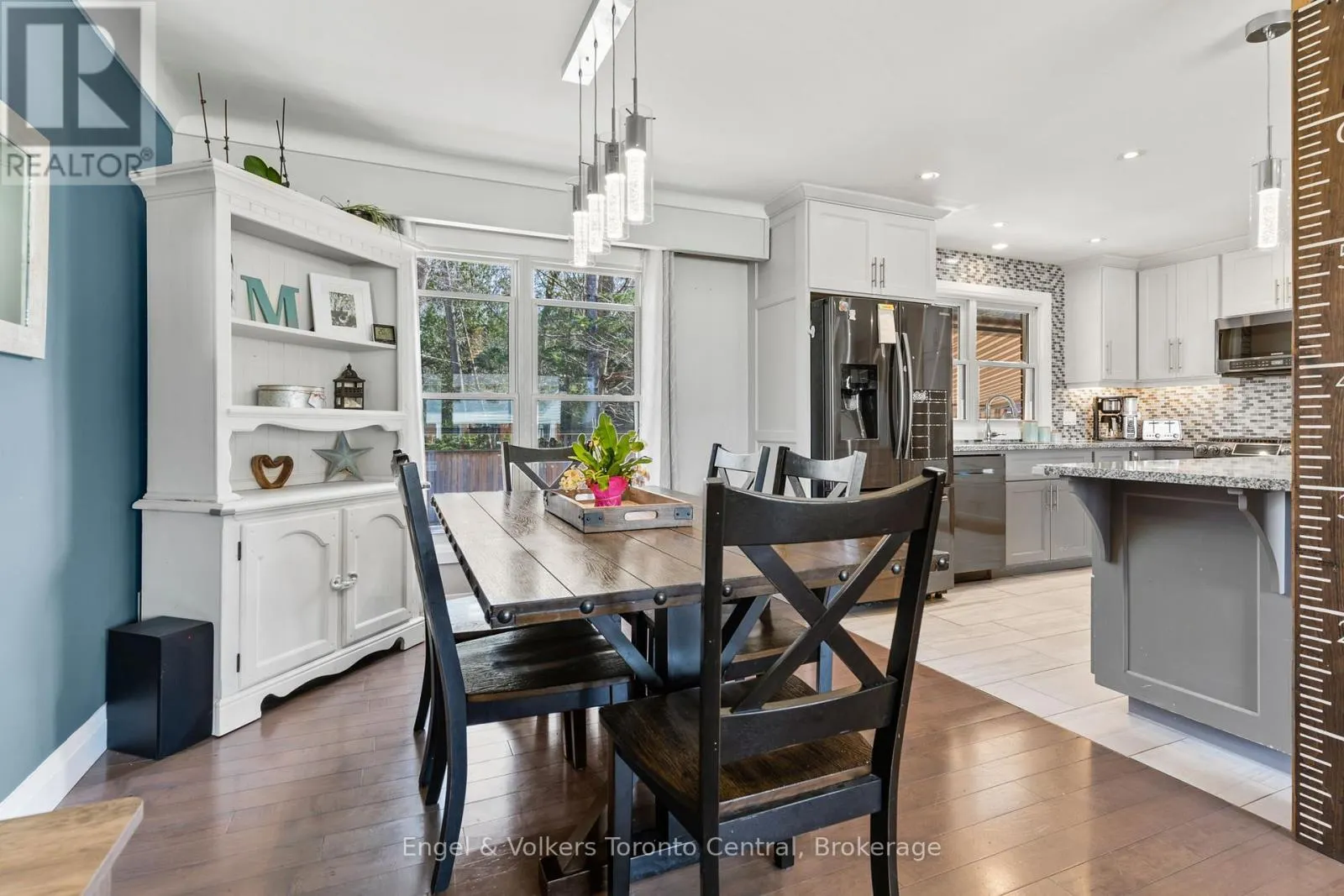 583 6TH STREET W