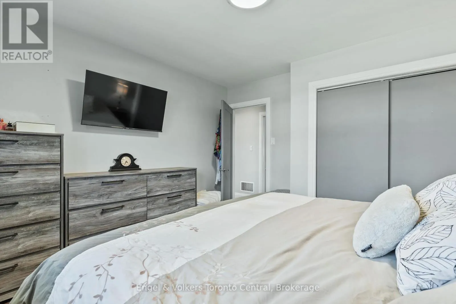 583 6TH STREET W