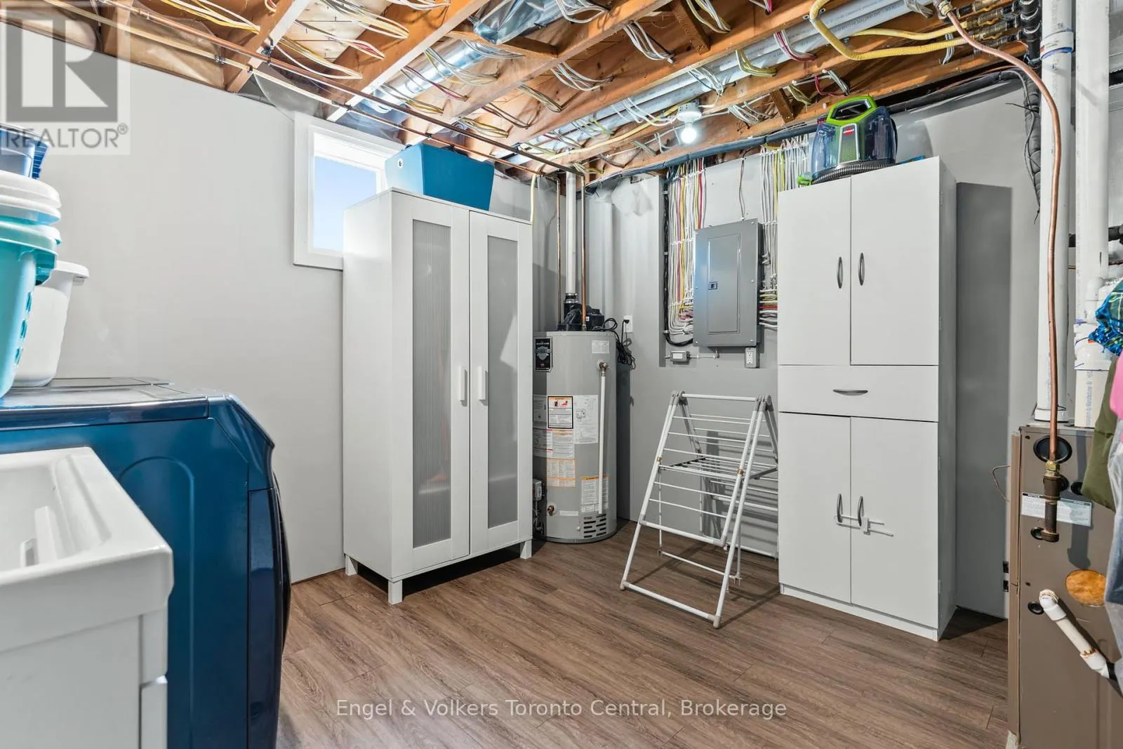 583 6TH STREET W