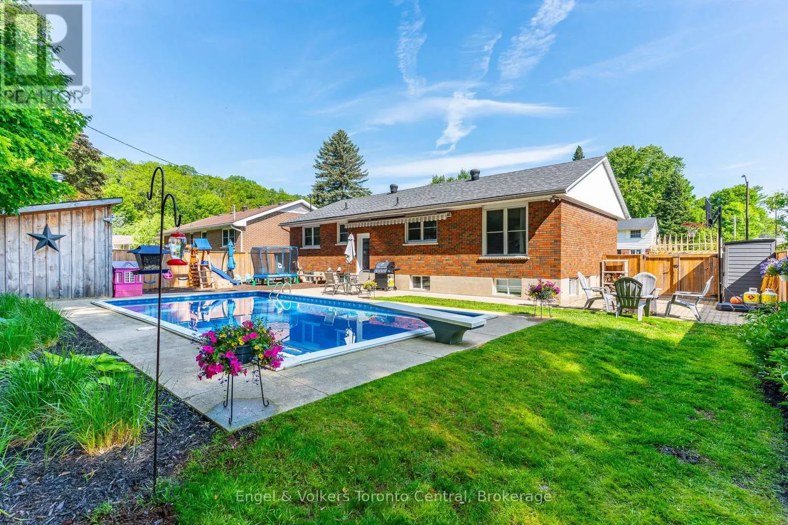 583 6TH STREET W
