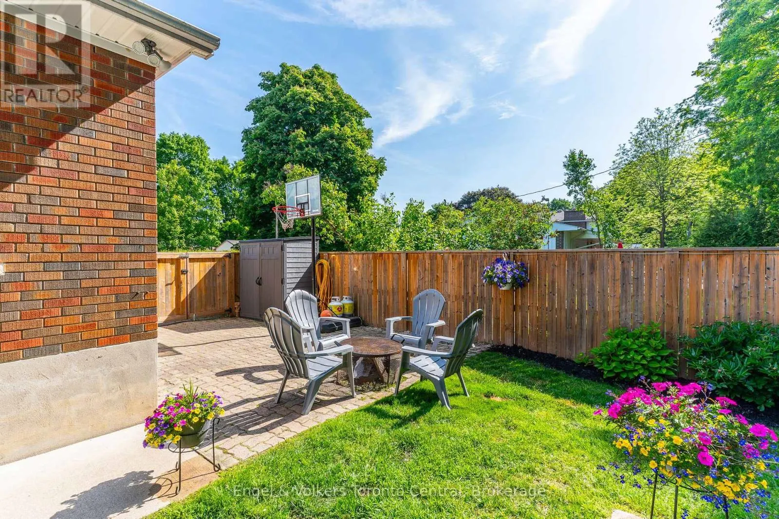 583 6TH STREET W