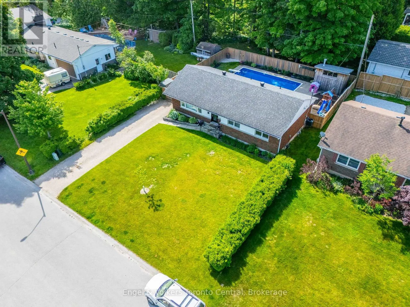 583 6TH STREET W