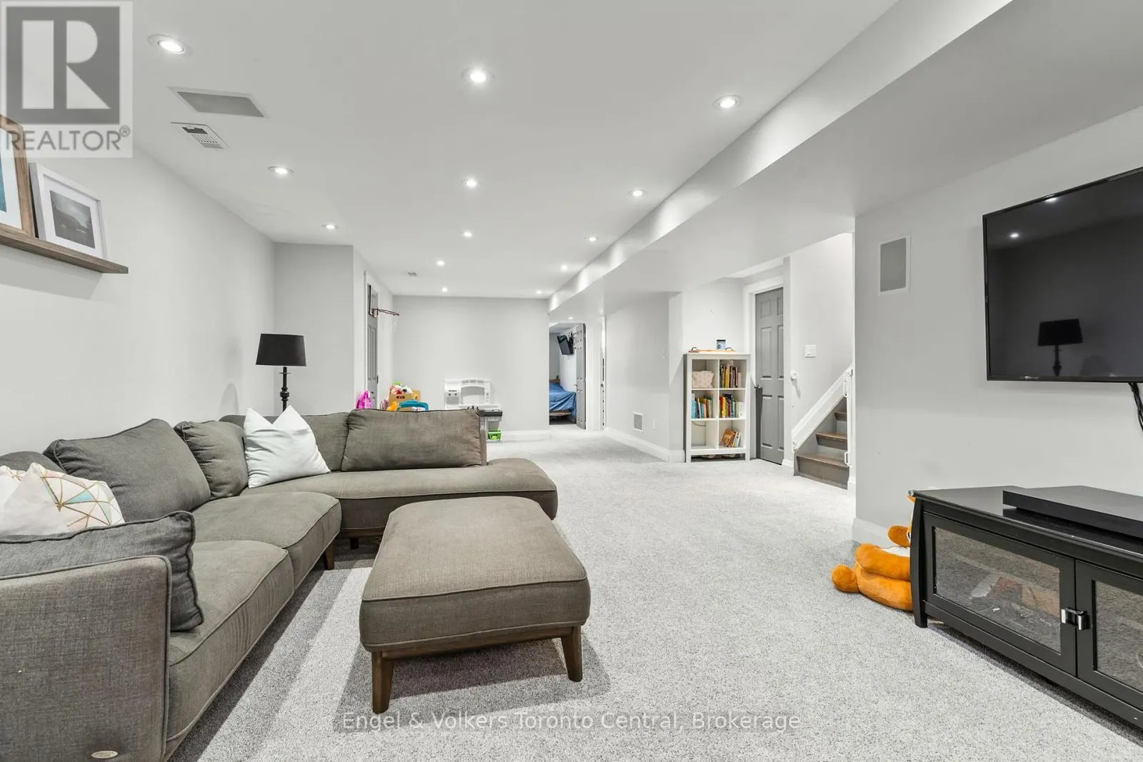 583 6TH STREET W