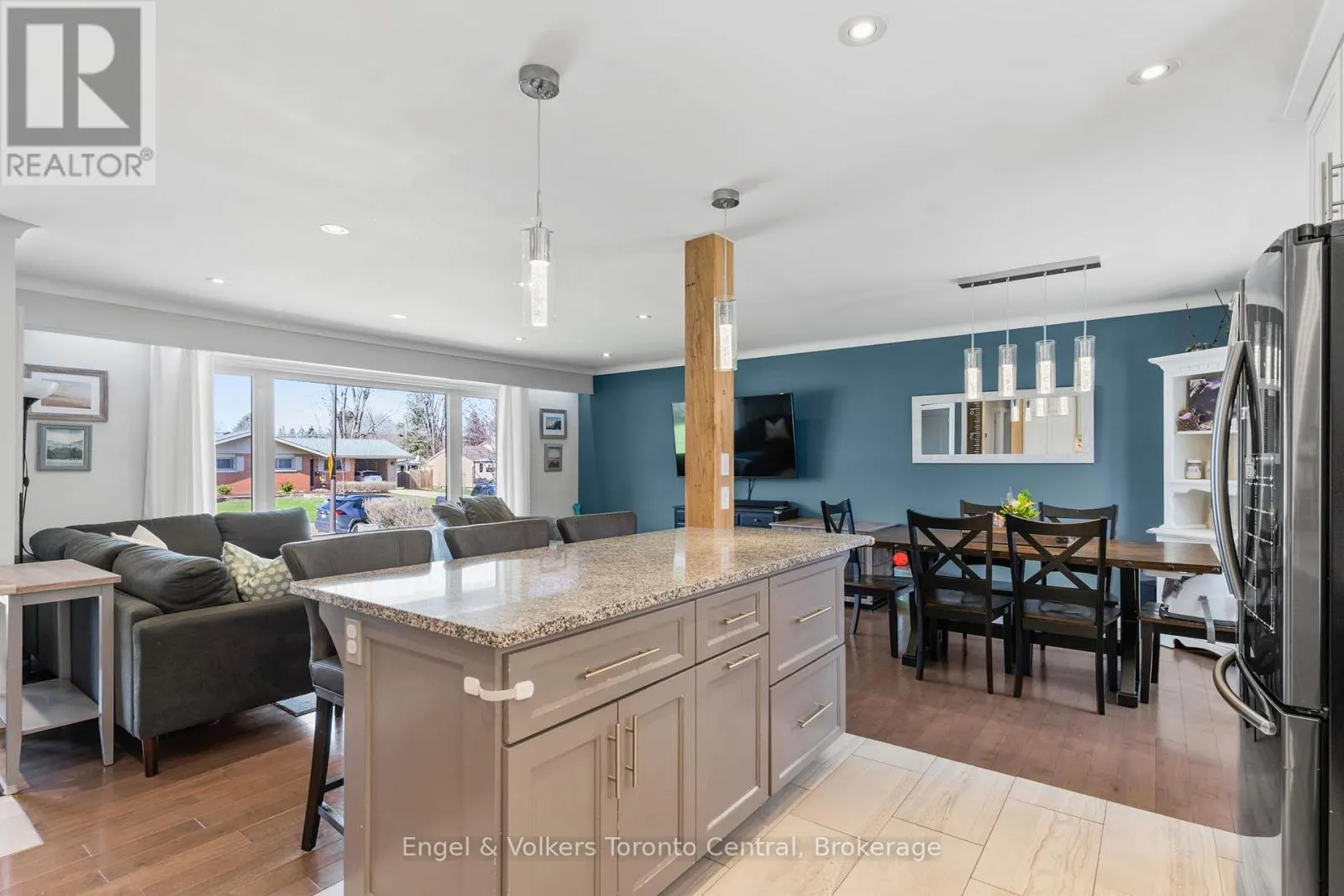 583 6TH STREET W