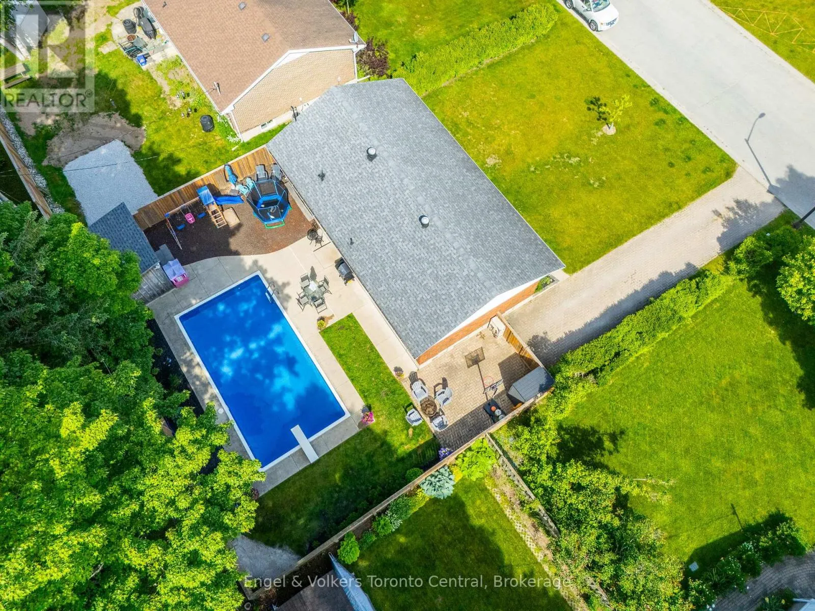 583 6TH STREET W