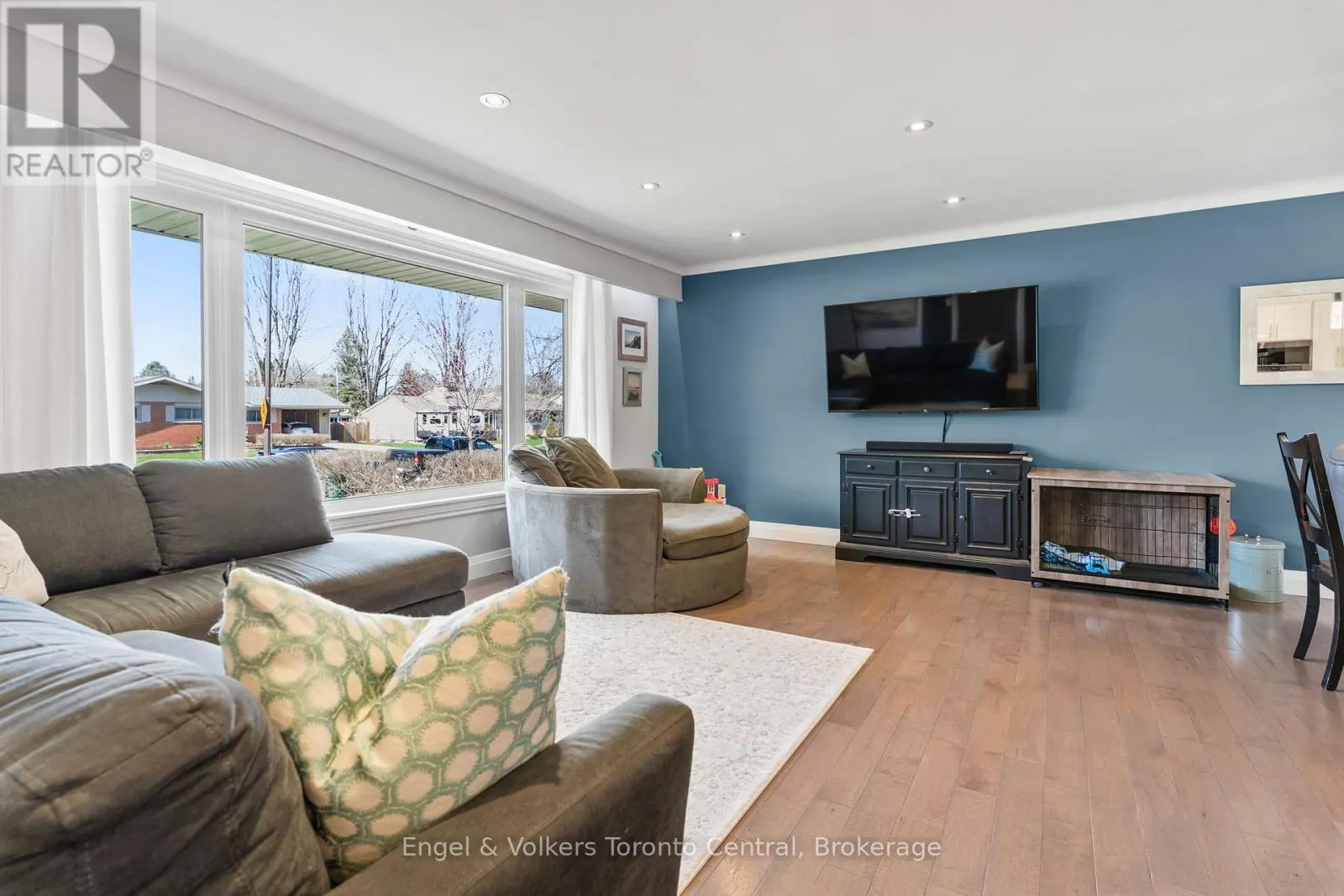 583 6TH STREET W