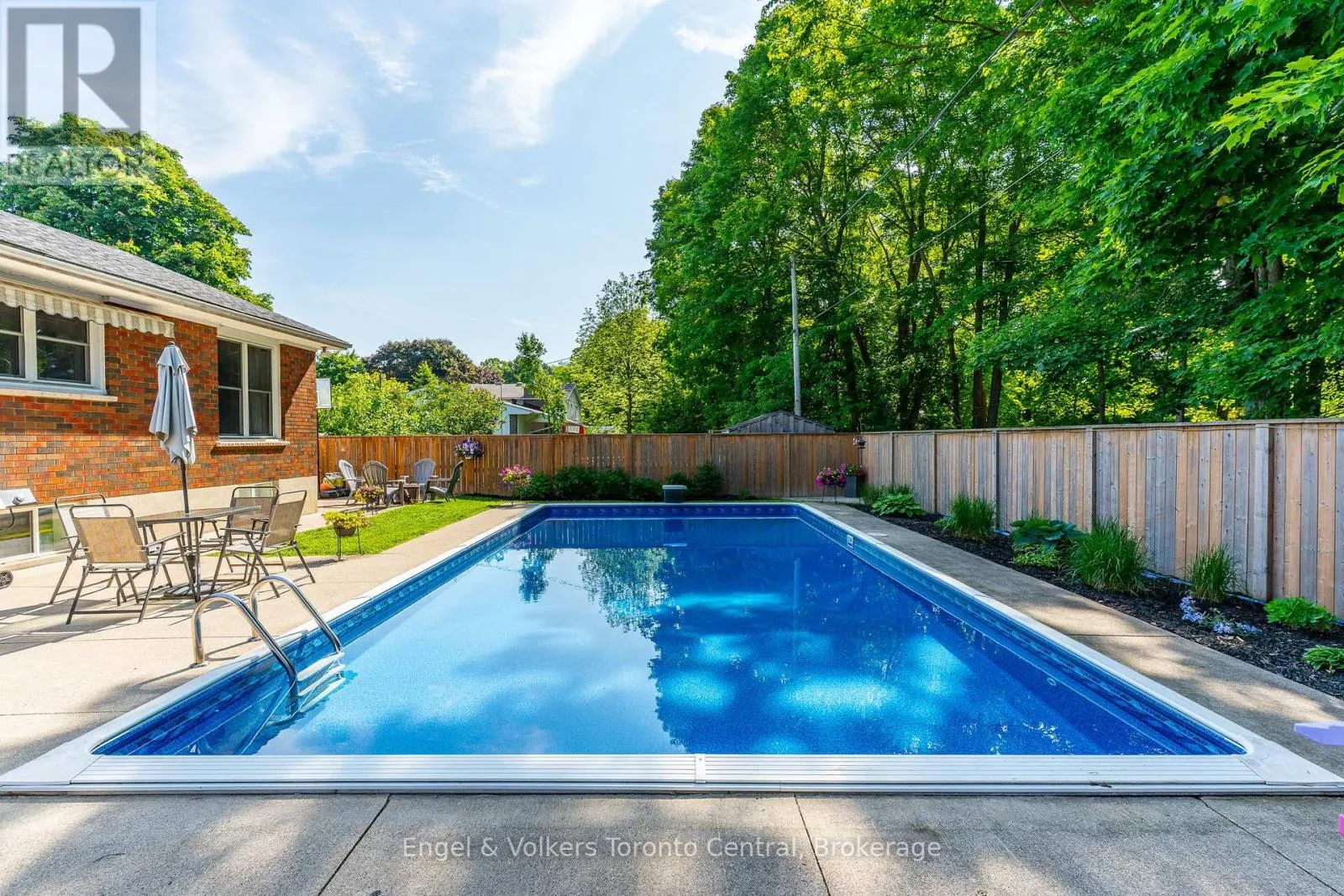 583 6TH STREET W