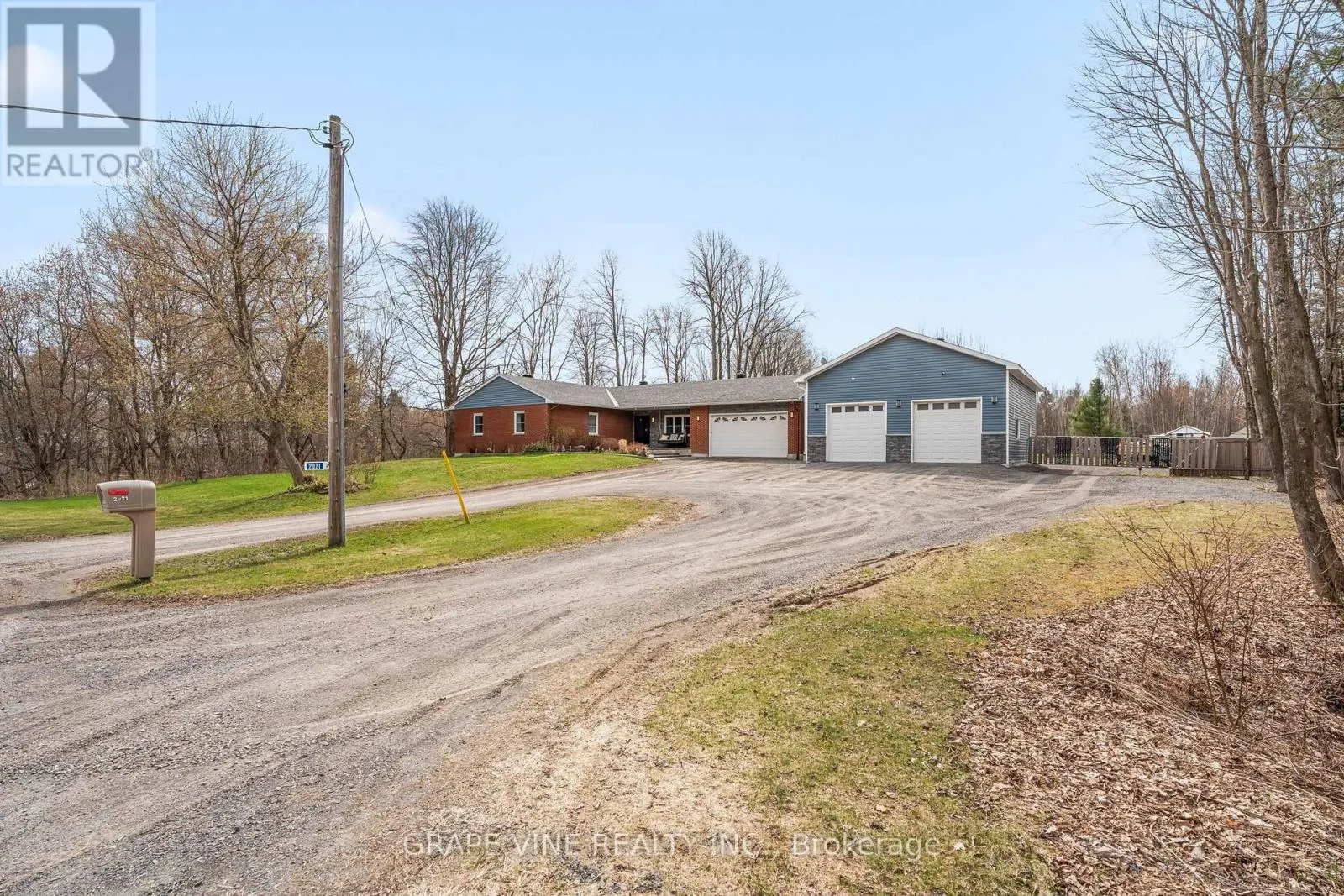 2021 DES PINS STREET