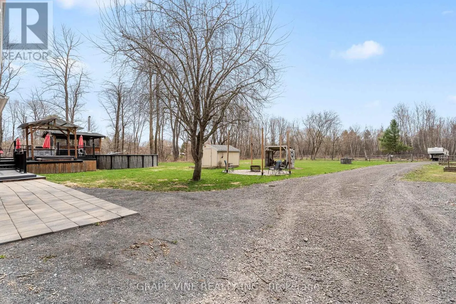 2021 DES PINS STREET