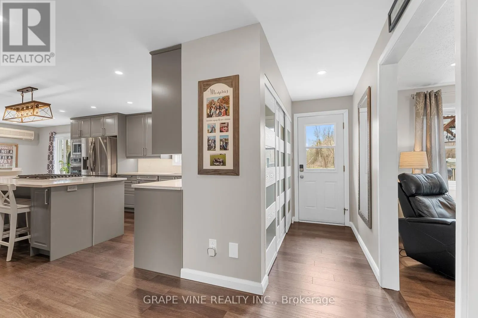 2021 DES PINS STREET