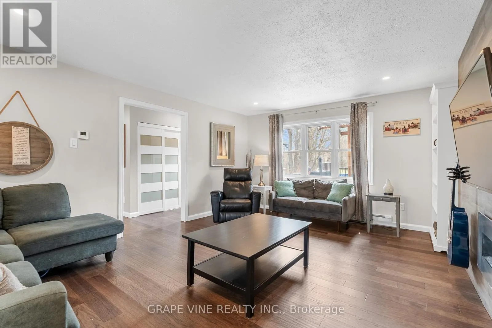 2021 DES PINS STREET