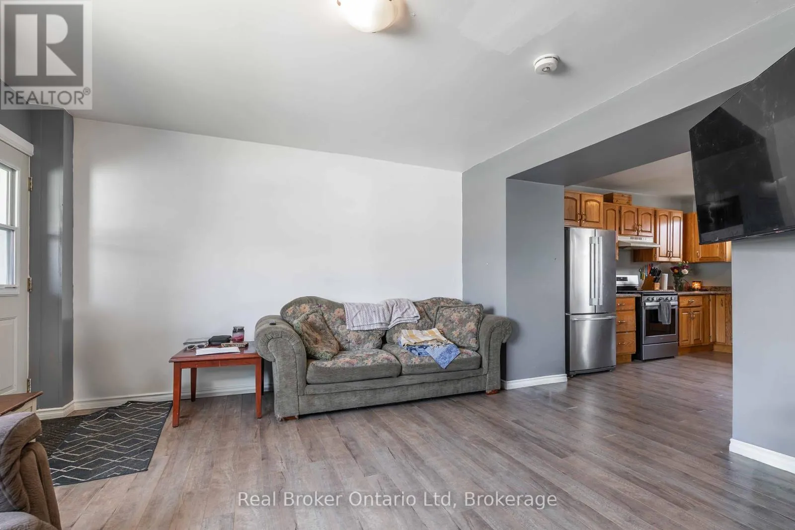 293 11TH STREET E