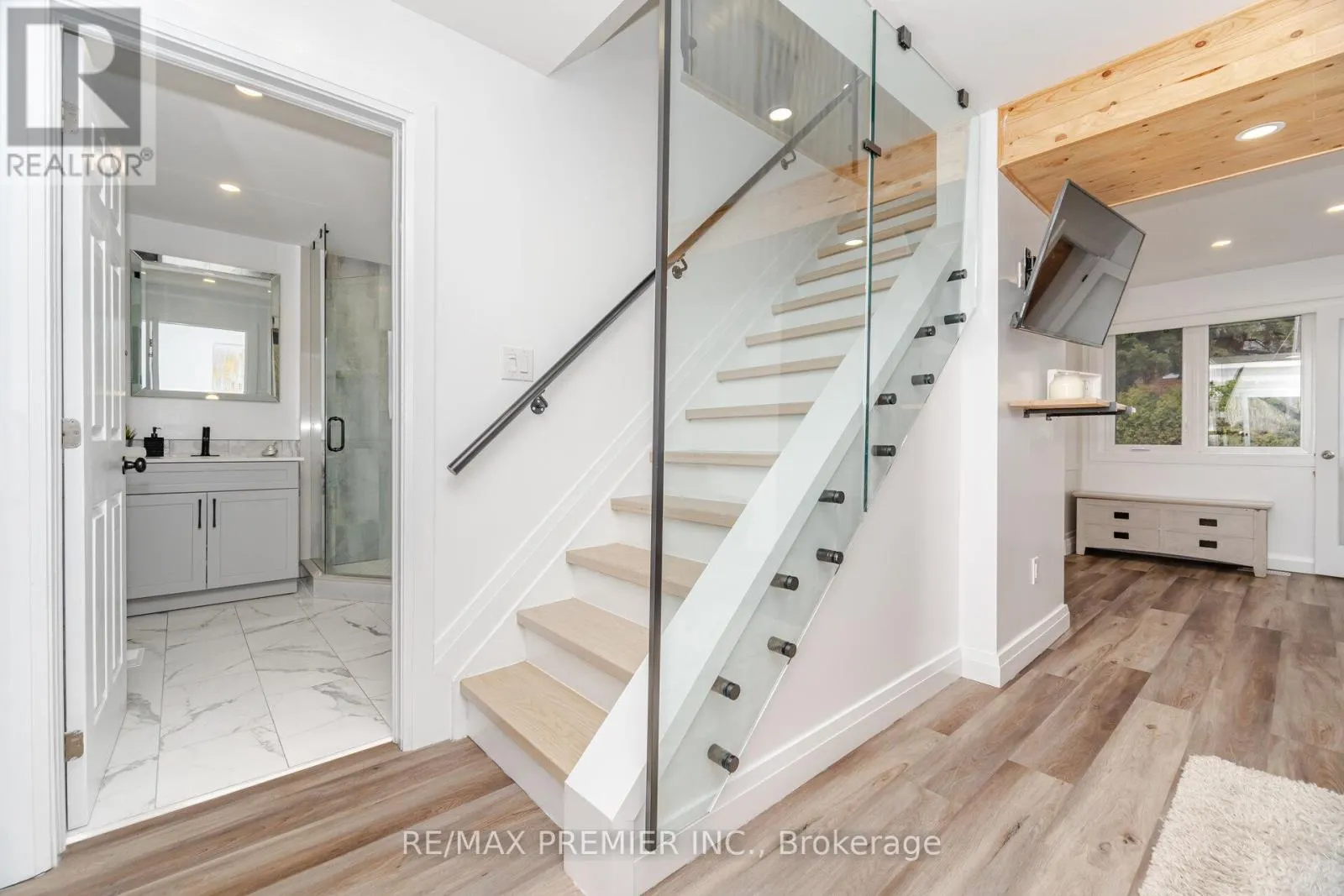 157 MAIN STREET W