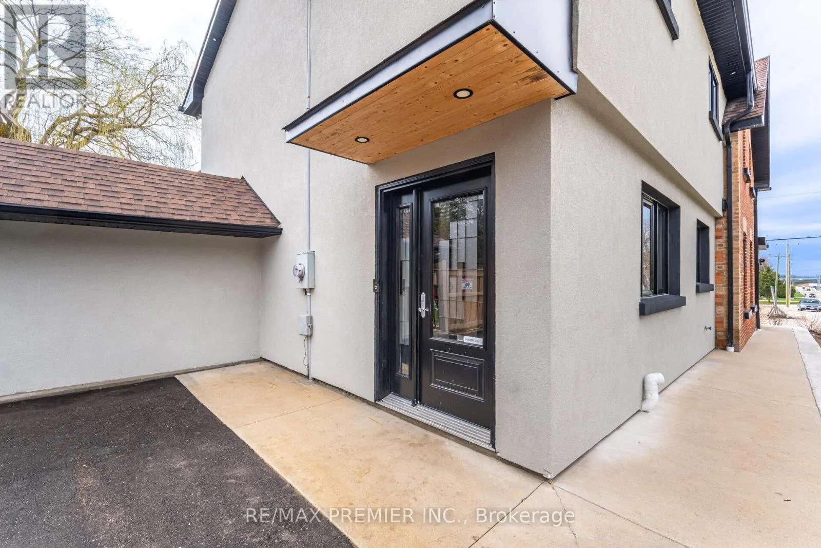 157 MAIN STREET W