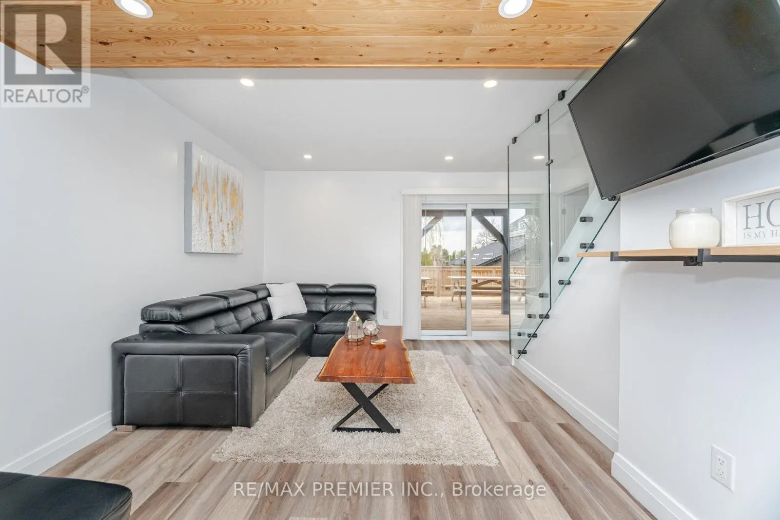 157 MAIN STREET W