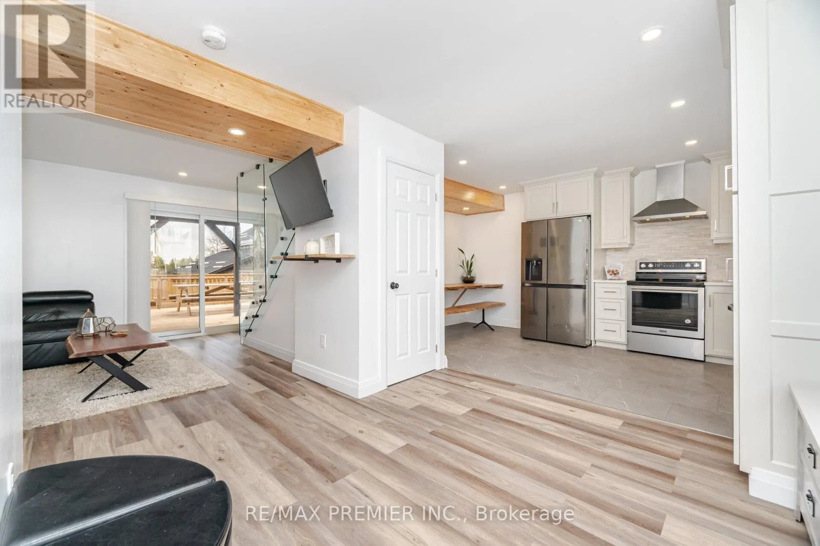 157 MAIN STREET W