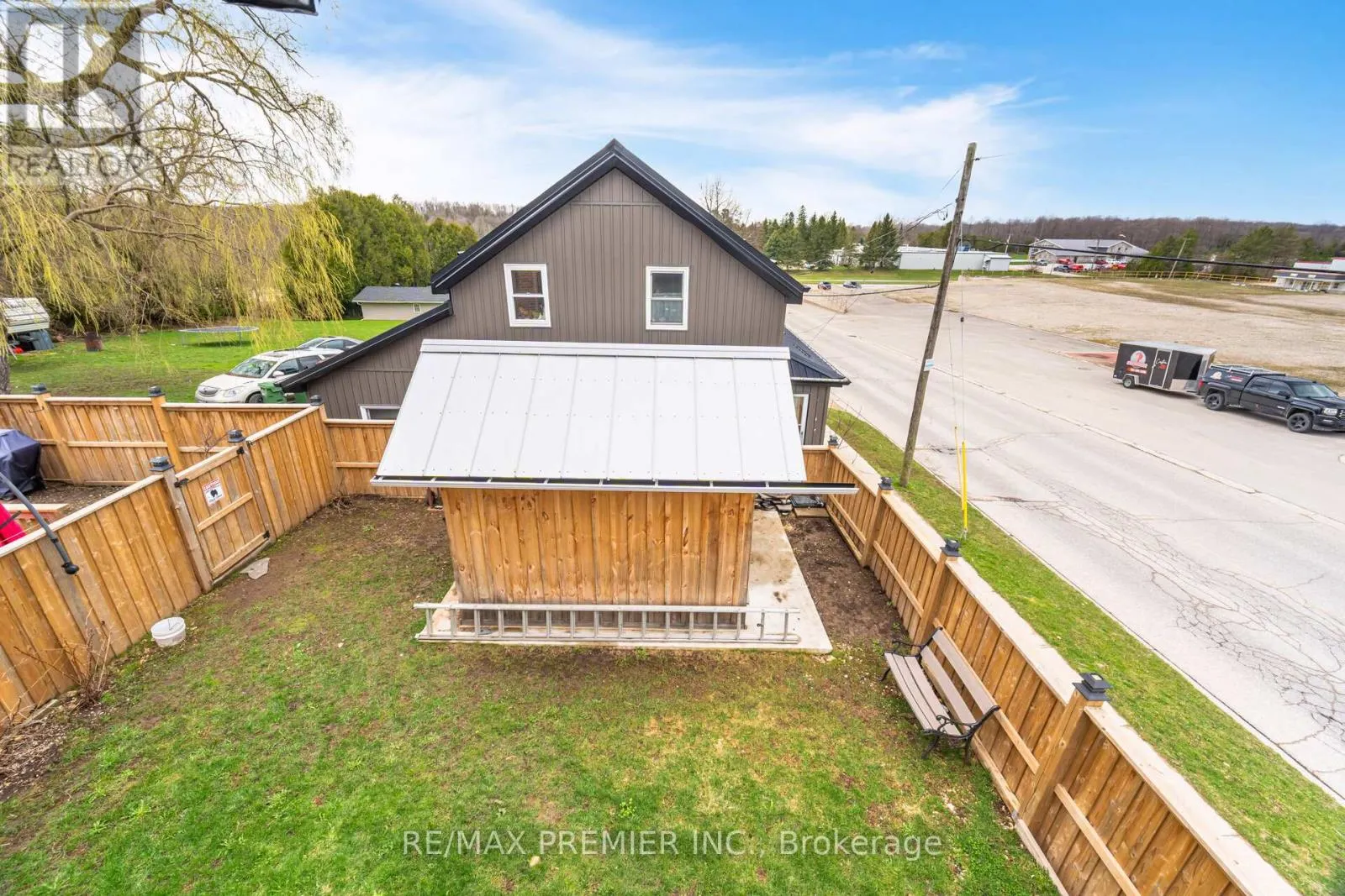 157 MAIN STREET W