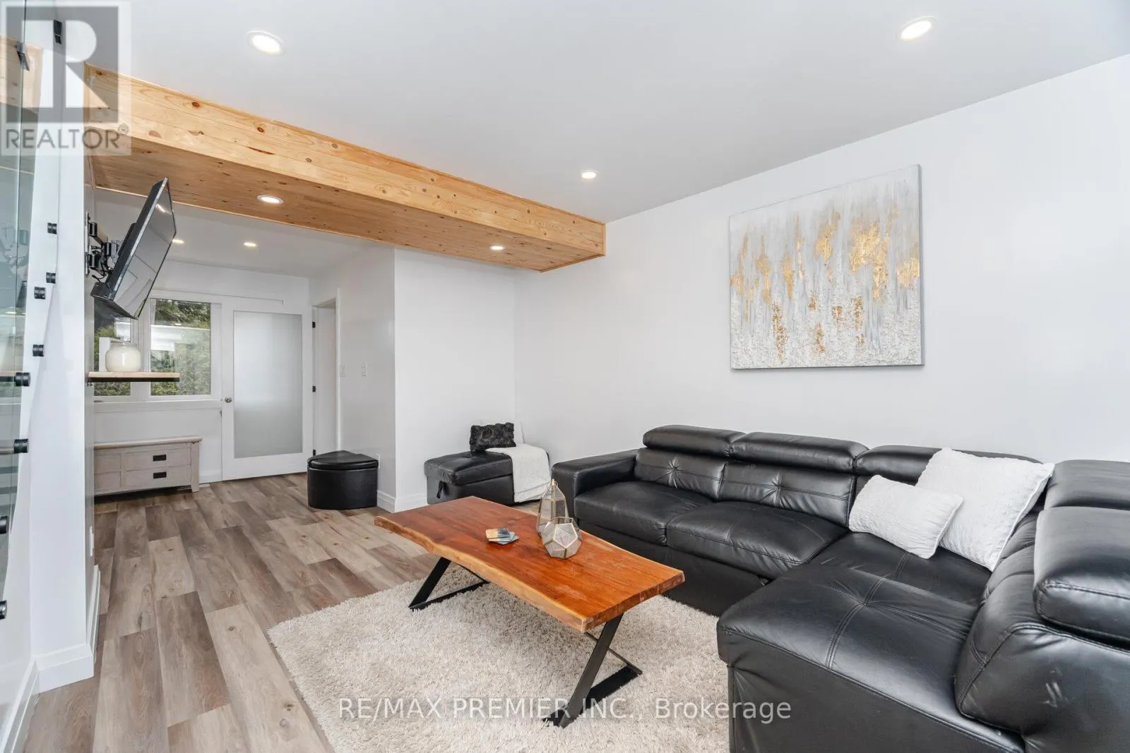 157 MAIN STREET W