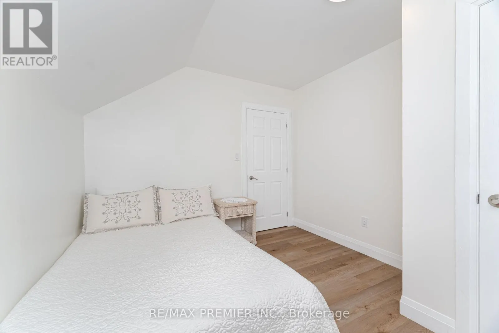157 MAIN STREET W