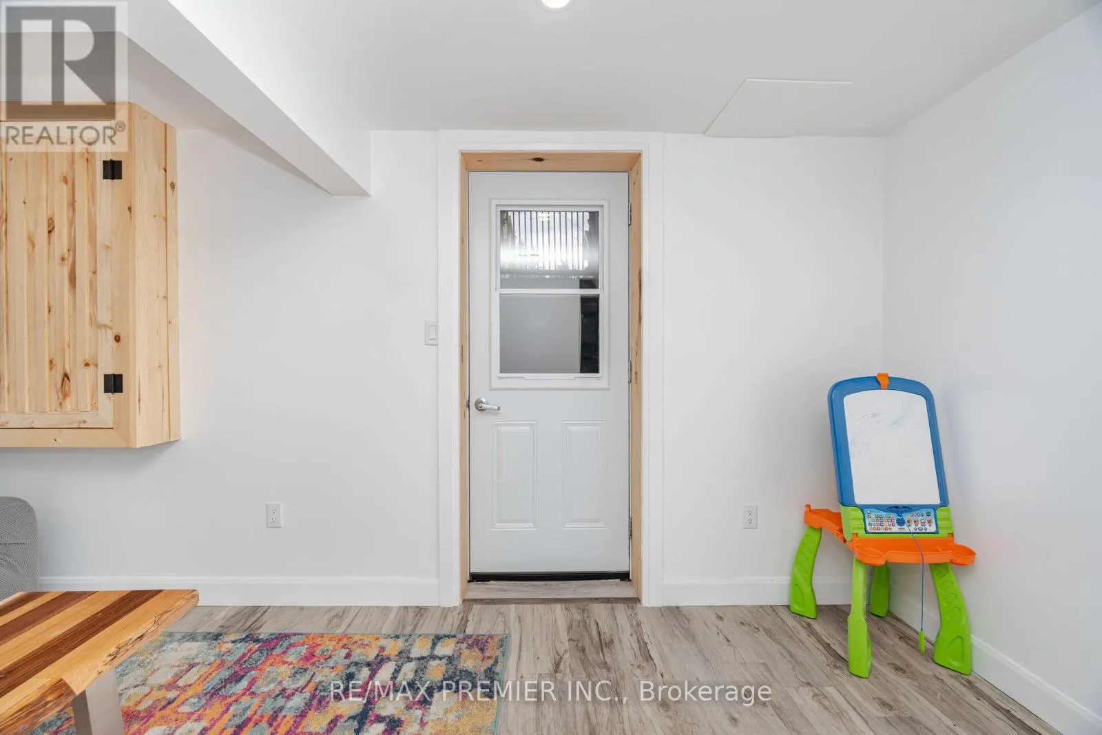 157 MAIN STREET W