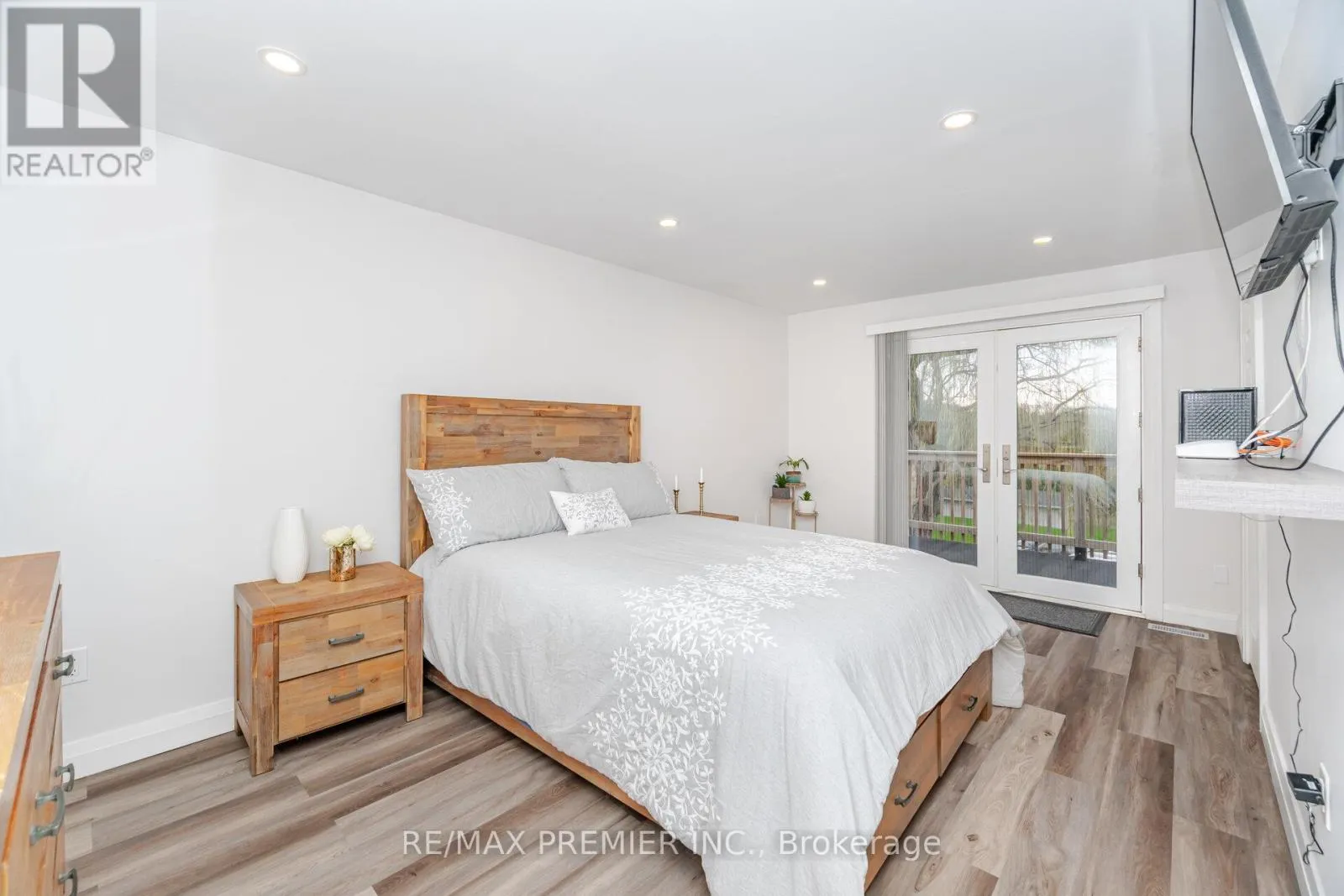 157 MAIN STREET W