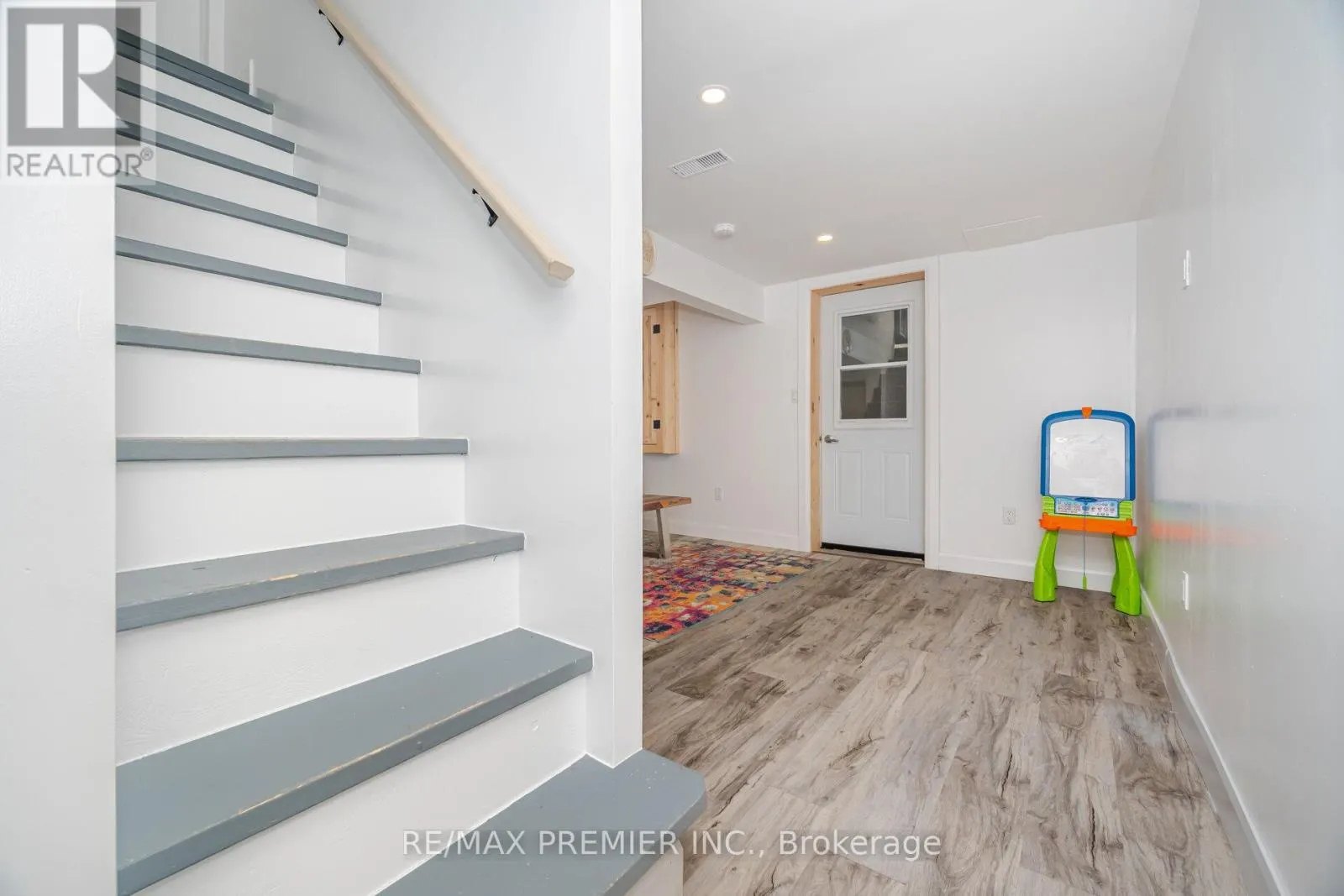 157 MAIN STREET W
