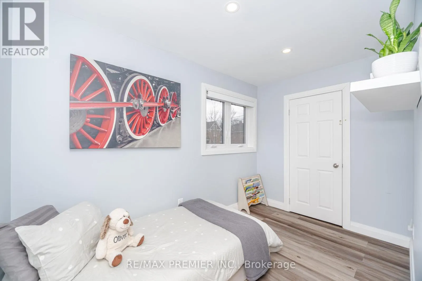 157 MAIN STREET W