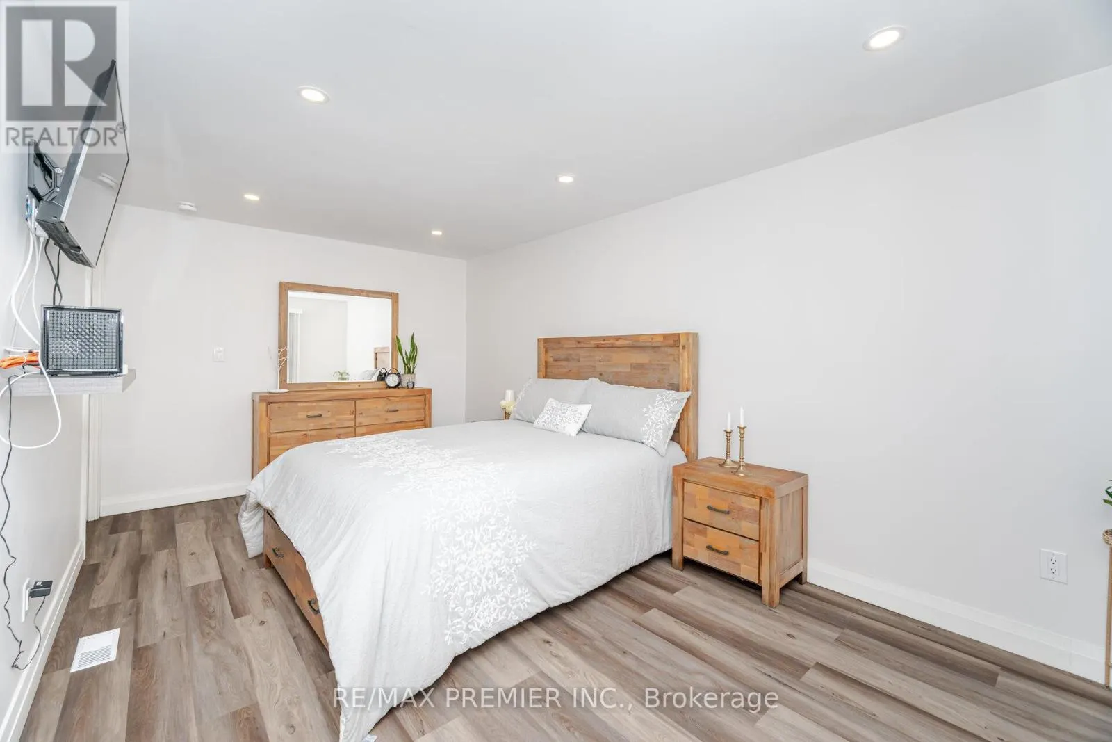 157 MAIN STREET W