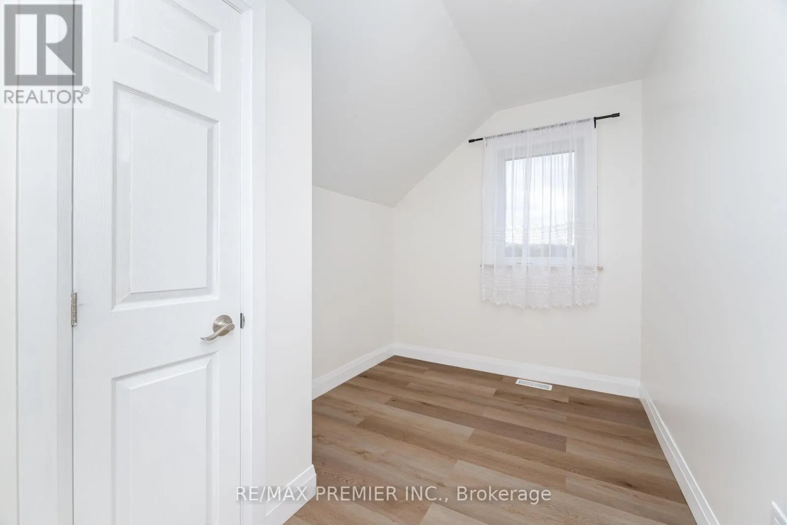 157 MAIN STREET W