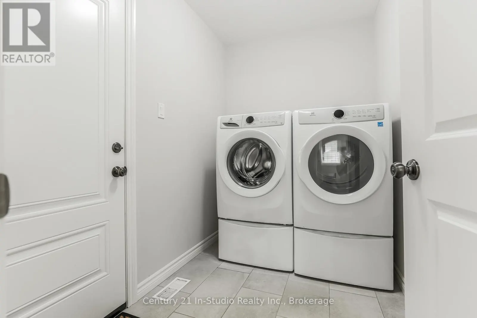 11 - 158 HAWTHORN CRESCENT, #11