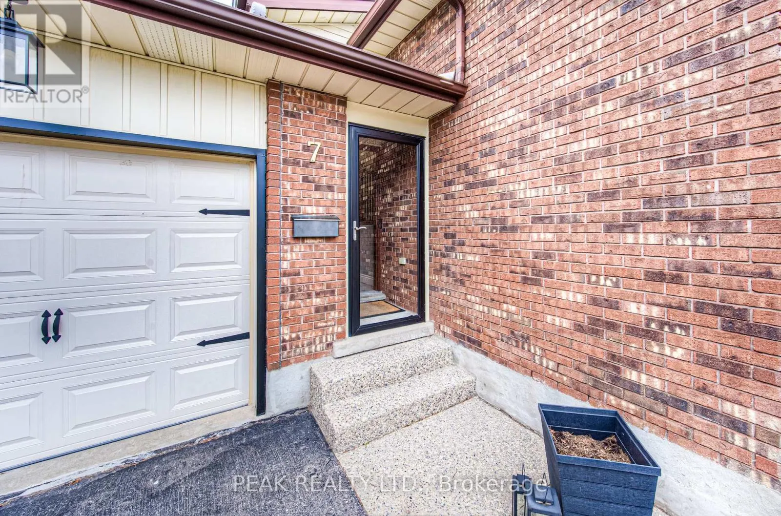 7 ASHLEY COURT