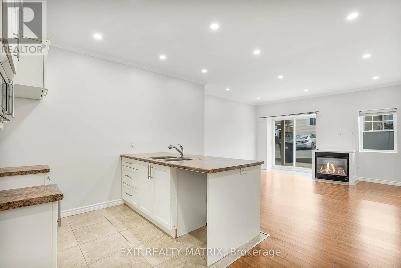 8 - 926 LANSDOWNE STREET