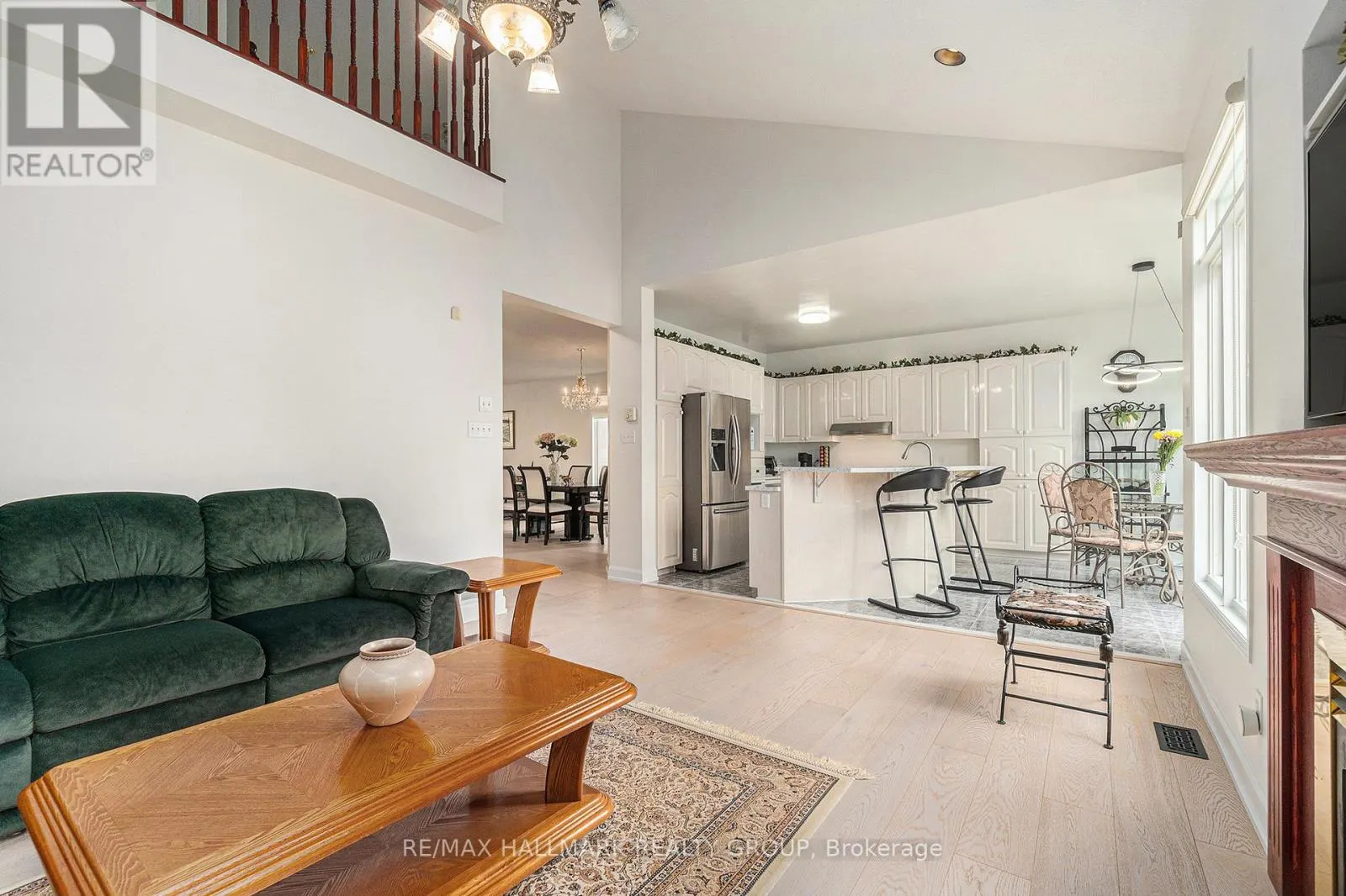 8 APPLE CREEK CRESCENT