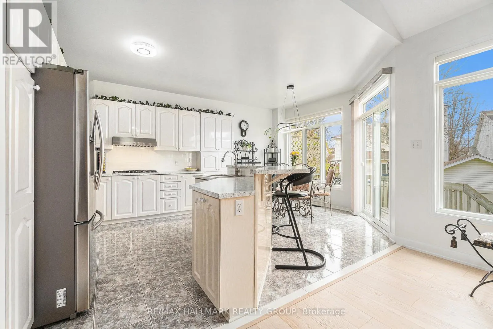 8 APPLE CREEK CRESCENT