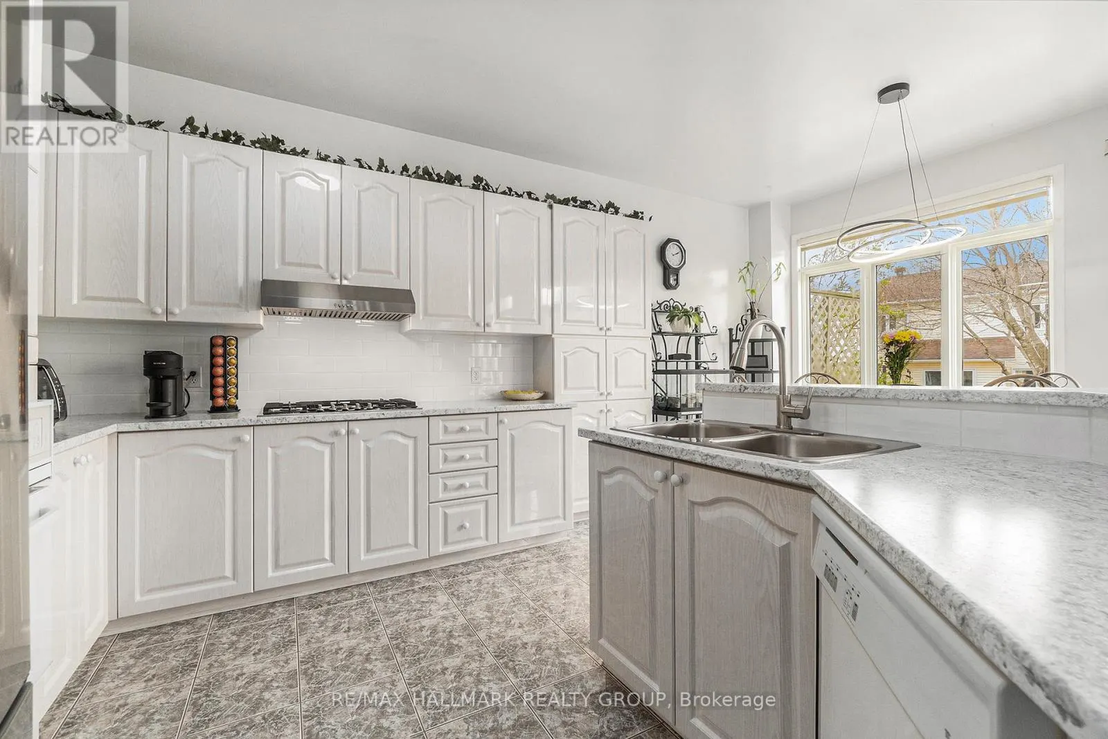 8 APPLE CREEK CRESCENT