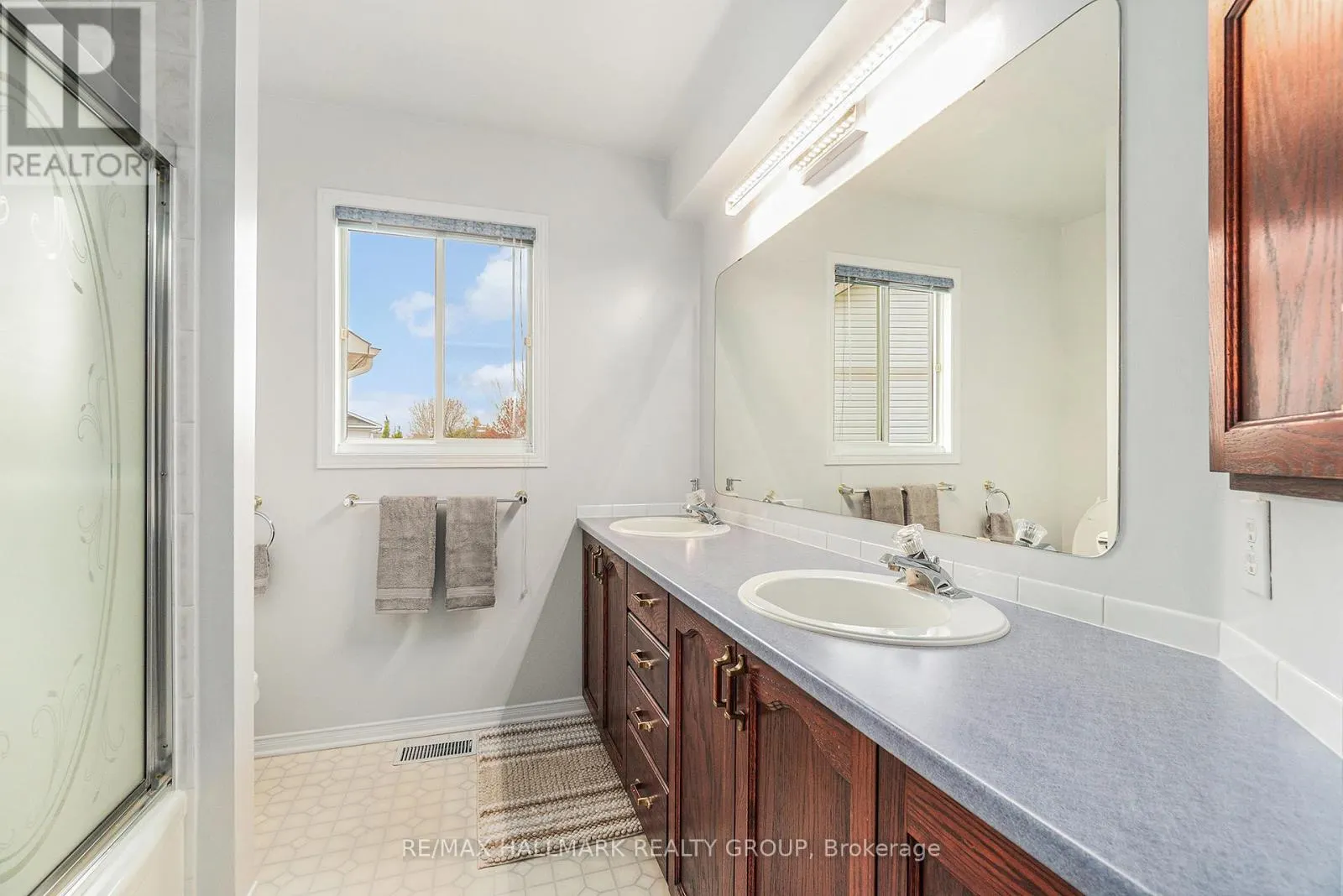 8 APPLE CREEK CRESCENT
