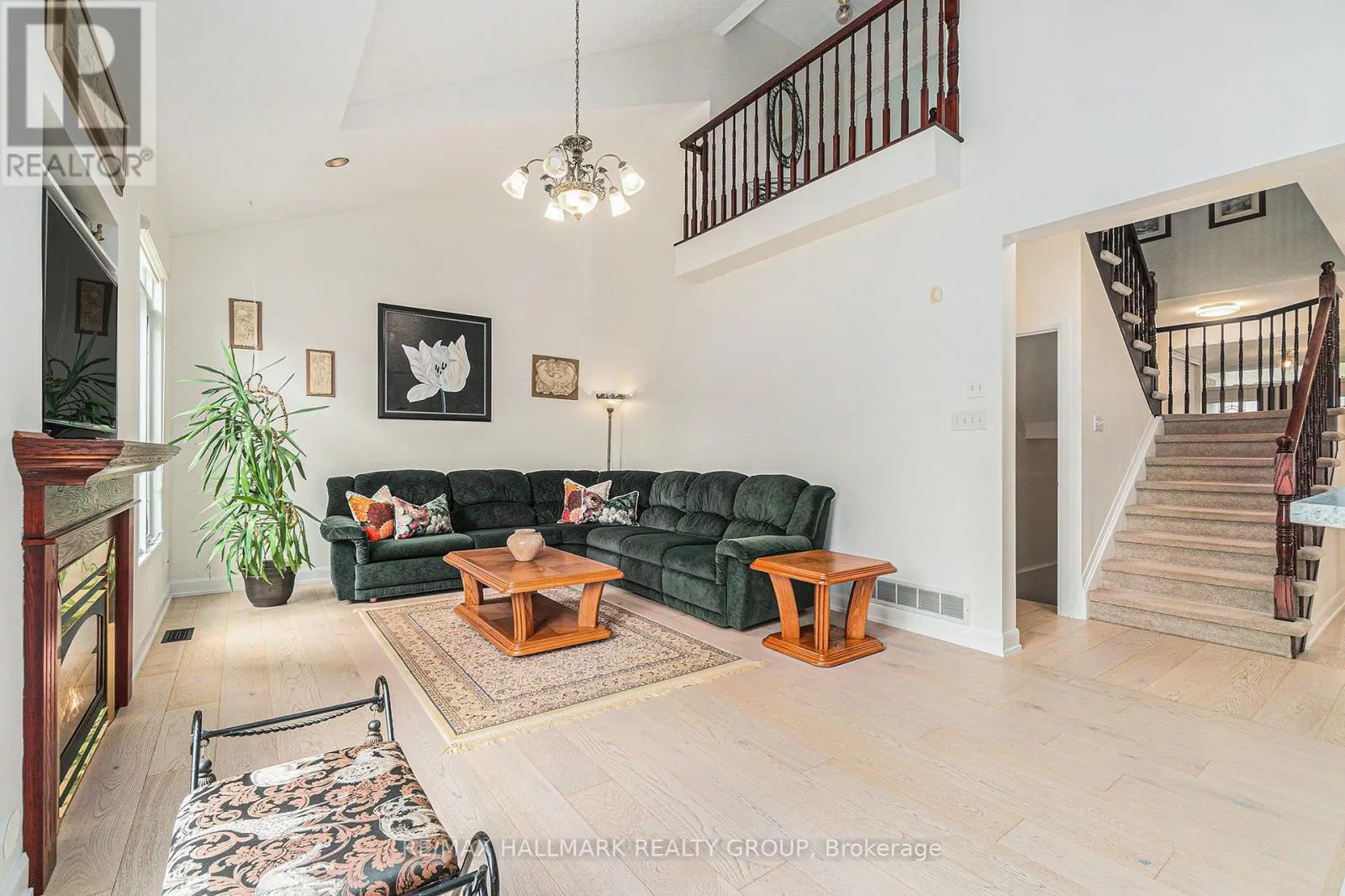 8 APPLE CREEK CRESCENT
