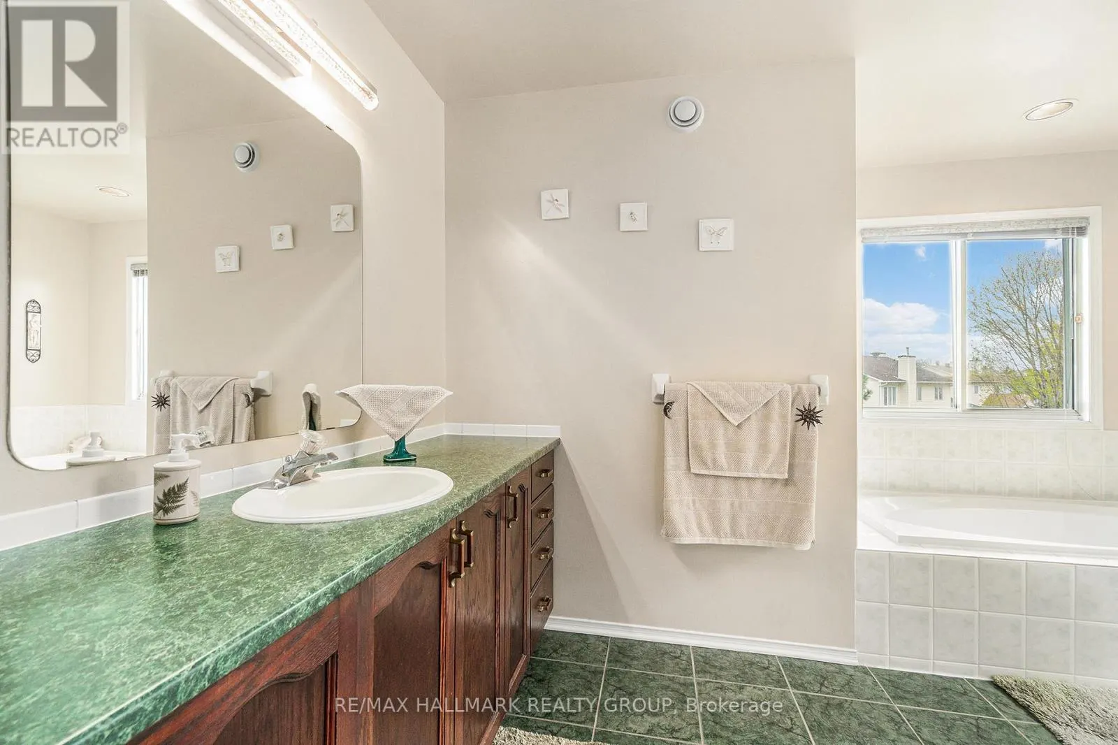 8 APPLE CREEK CRESCENT