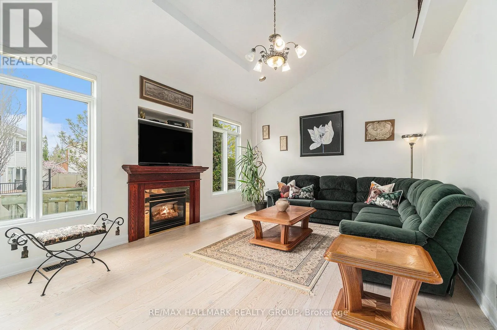 8 APPLE CREEK CRESCENT