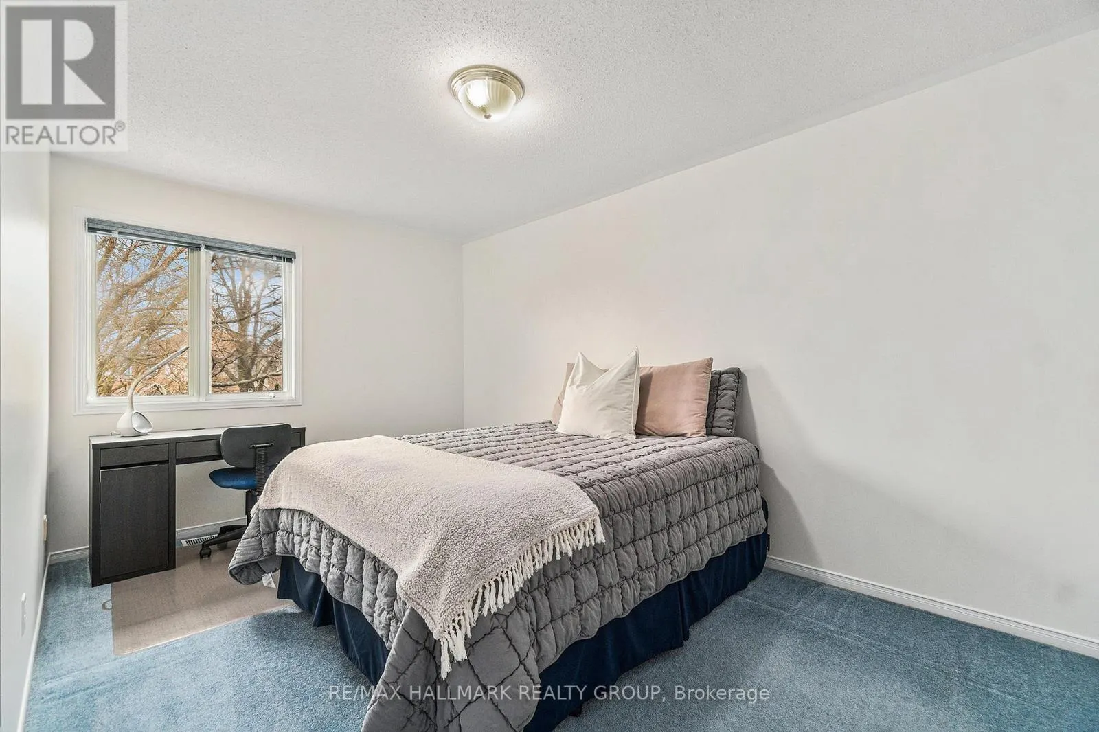8 APPLE CREEK CRESCENT