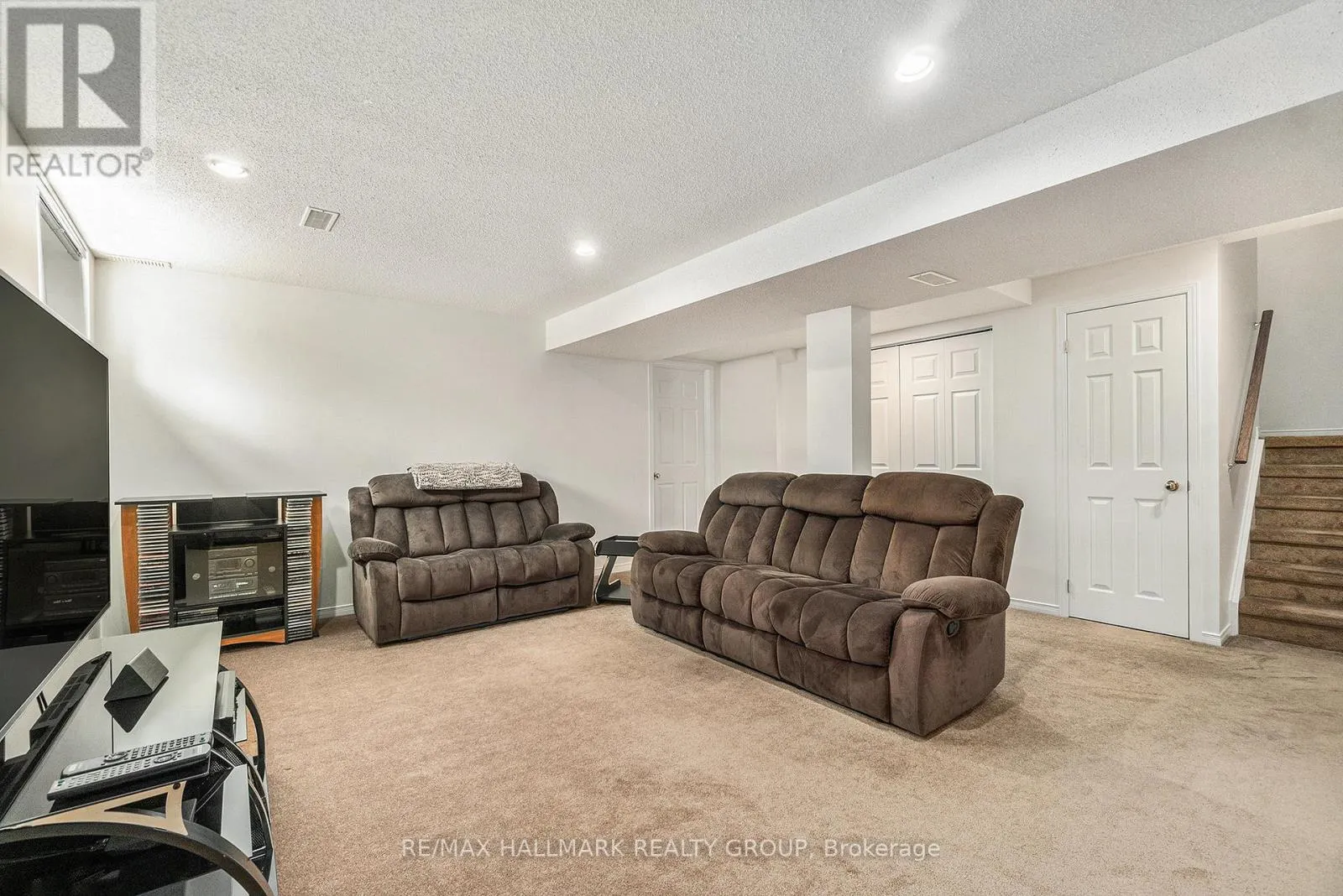 8 APPLE CREEK CRESCENT